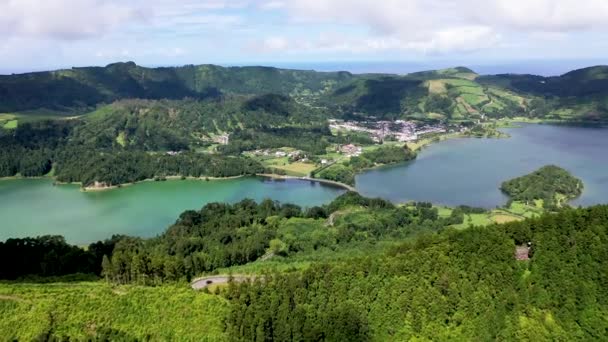 Portekiz. Azores. Güzel mavi bir göl ile volkanik kraterin üzerinde uçuyor. Hava görünümü. - Video, Çekim