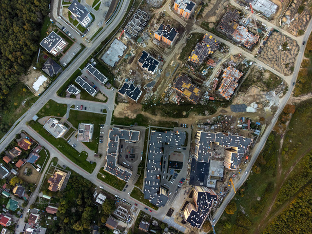 Drone uitzicht op residentiële gebouwen in de wijk - Foto, afbeelding