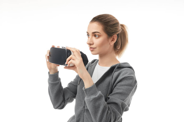 Young woman trying on VR headset - Foto, imagen