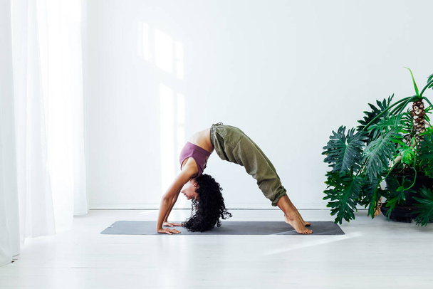 hermosa mujer haciendo yoga asana gimnasia en casa - Foto, Imagen