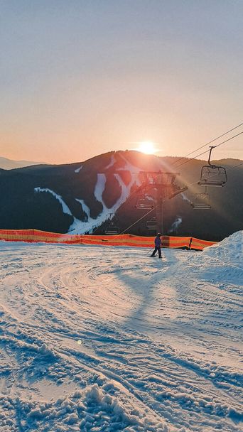 zonsondergang boven skigebied bergen wintervakantie - Foto, afbeelding
