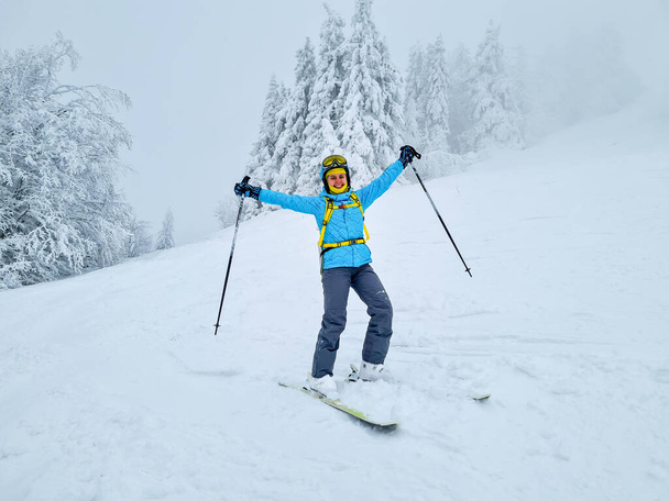 パウダーデイコピースペースで笑顔の女性スキーヤー - 写真・画像