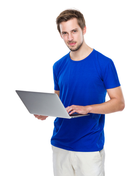 Laptopot használó férfi - Fotó, kép