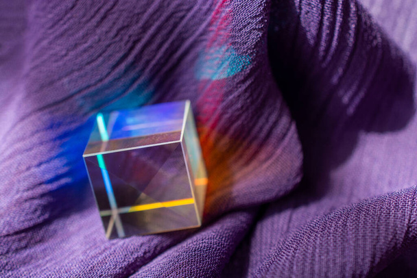 Светящиеся кубики призмы преломляют свет в разных цветах. - Фото, изображение