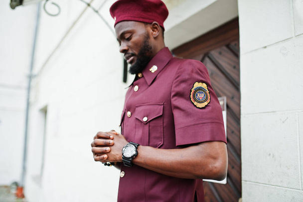 Ritratto di militare afroamericano in uniforme rossa e basco. - Foto, immagini