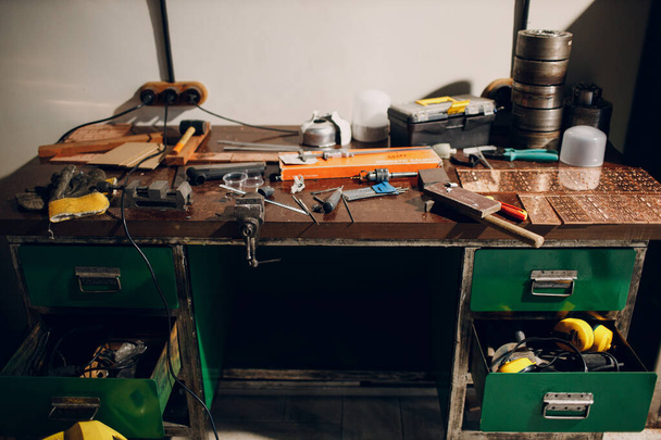 Mesa de trabajo taller y vise con instrumentos - Foto, imagen