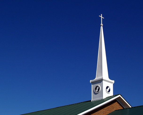 Iglesia campanario con las manos de oración y el espacio de copia
 - Foto, imagen
