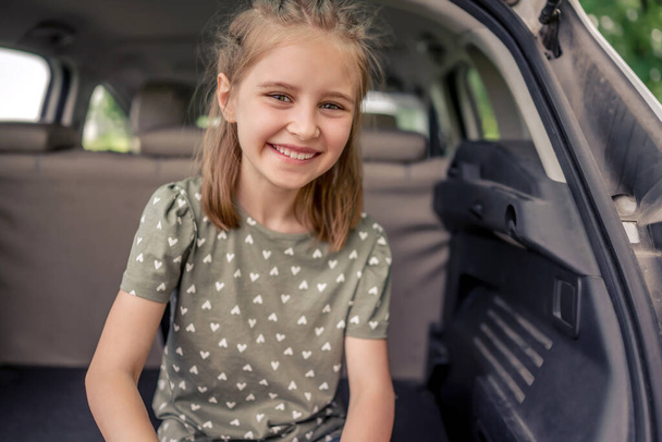 Preteen girl with car at the nature - Foto, Bild