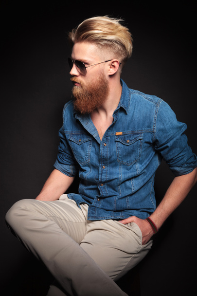 barba roja hombre sentado con la mano en el bolsillo
 - Foto, Imagen