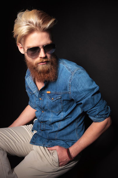 facet moda na sobie niebieską koszulę siedzący  - Fotoğraf, Görsel
