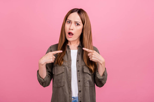 Photo of mature woman amazed shock indicate fingers herself questioned isolated over pink color background - Foto, imagen