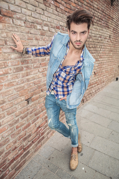 Man leaning with one hand on the wall - Foto, Imagen