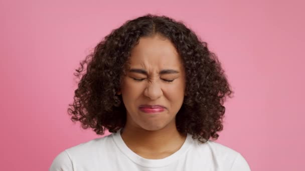 Portré fekete nő szagló Undorító szag felett rózsaszín háttér - Felvétel, videó