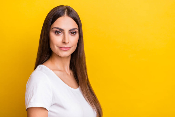 Foto retrato chica pelo castaño blanco camiseta aislado vívido color amarillo fondo copyspace - Foto, imagen