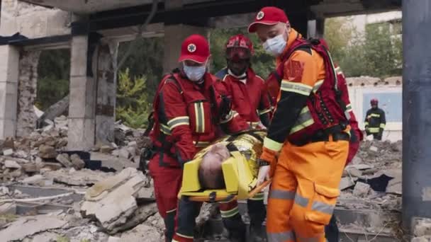 バンに生存者を運ぶ多様な救急車 - 映像、動画