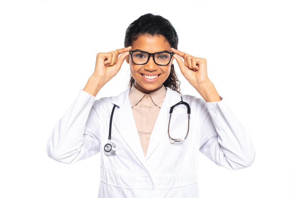 Усміхнений афроамериканський окуліст тримає окуляри ізольовані на білому
  - Фото, зображення