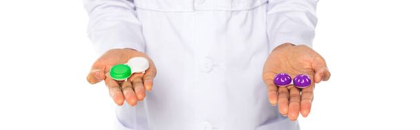 Vista ritagliata del medico afroamericano che tiene contenitori con lenti isolate su bianco, banner  - Foto, immagini