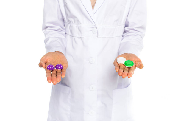 Vista recortada de recipientes con lentes en manos del médico afroamericano aislado en blanco  - Foto, Imagen