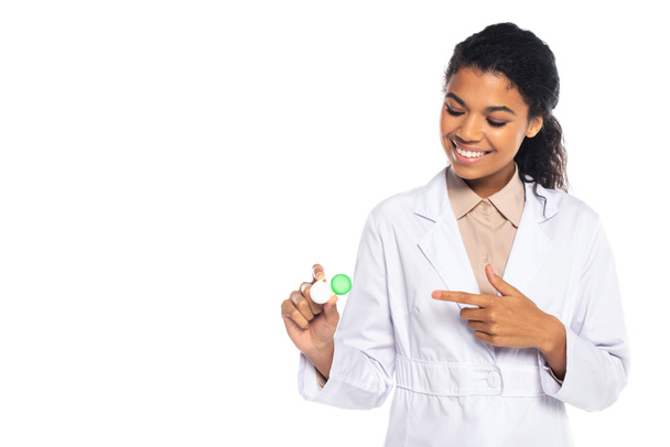 Positiivinen afrikkalainen amerikkalainen lääkäri osoittaa sormella valkoisella eristettyjä piilolinssejä  - Valokuva, kuva
