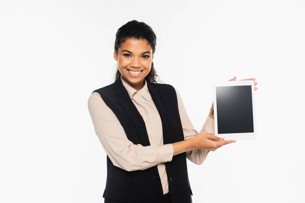 Pozitív afro-amerikai üzletasszony kezében digitális tabletta üres képernyő elszigetelt fehér  - Fotó, kép