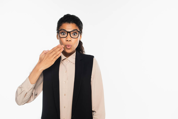 Scioccato afroamericano donna d'affari in occhiali guardando la fotocamera isolata su bianco  - Foto, immagini