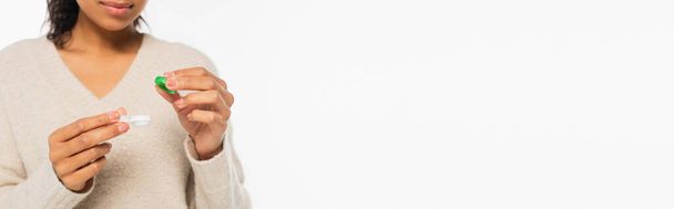 Розбитий вигляд африканської жінки в светрі з контактними лінзами ізольованими на білому банері.  - Фото, зображення