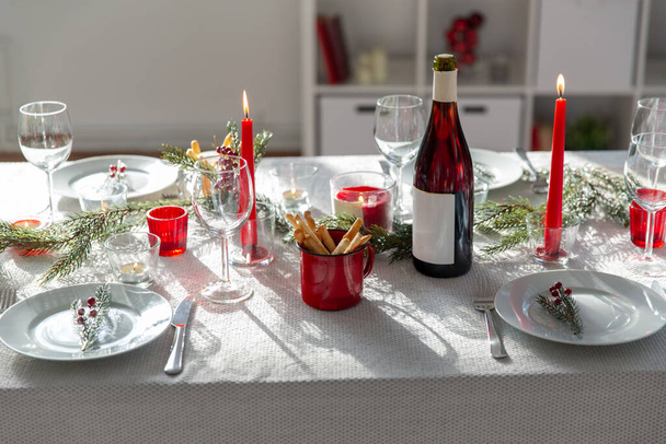 Рождественский ужин стол сервируется дома - Фото, изображение