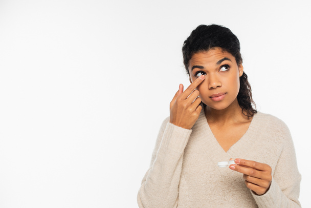 Afrikai amerikai nő visel kontaktlencse elszigetelt fehér - Fotó, kép