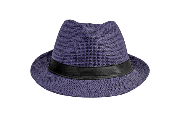 Chapéu de palha roxo isolado sobre fundo branco. Chapéu de aba larga elegante com fita preta, vista frontal - Foto, Imagem