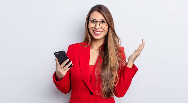 asiatic pretty woman feeling happy and astonished at something unbelievable. business and phone concept. - Fotoğraf, Görsel