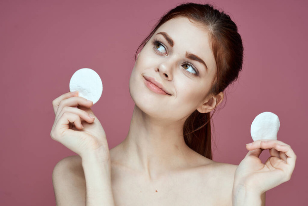 woman with cotton pads clean skin health hygiene - Fotografie, Obrázek