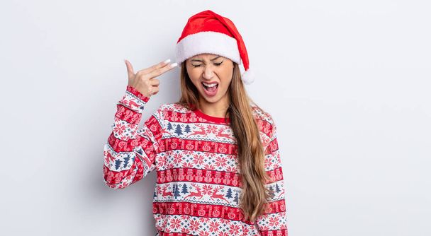 ázsiai csinos nő néz boldogtalan és stresszes, öngyilkos gesztus, hogy fegyvert jel. karácsonyi koncepció - Fotó, kép