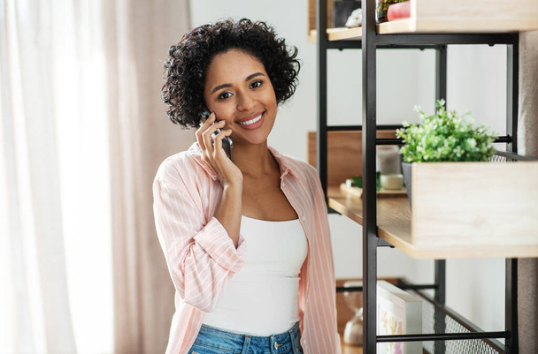 happy smiling woman calling on smartphone at home - Foto, Imagen