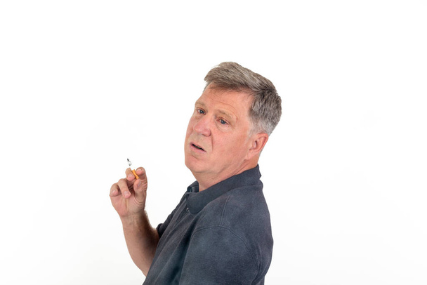 портрет чоловіка з чорною сорочкою для поло паління цигарки
 - Фото, зображення