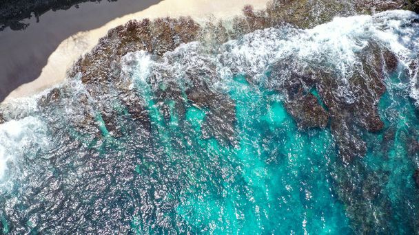 Αεροφωτογραφία του τιρκουάζ μπλε νερού στην τρύπα Broken Beach. Διάσημο τουριστικό μέρος στο νησί Nusa Penida, Ινδονησία. - Φωτογραφία, εικόνα