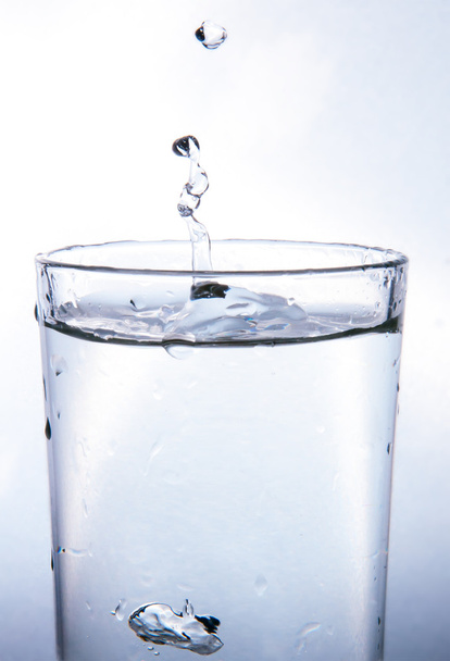 água fria salpicando de vidro, close-up
 - Foto, Imagem