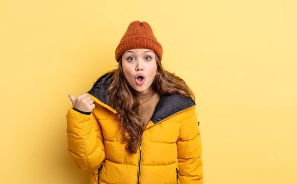 hispanic pretty woman looking astonished in disbelief. winter clothes - Foto, Imagem
