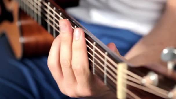 άνδρες που παίζει στην κιθάρα στο μουσικό στούντιο - Πλάνα, βίντεο