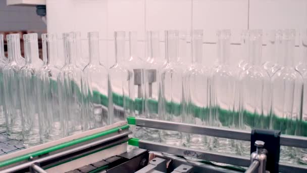 Komplex für die Herstellung von Glasflaschen und Getränken. Clip. Mechanische Maschine in einer Fabrik zur Herstellung von Glasbehältern und Flüssigkeiten. - Filmmaterial, Video