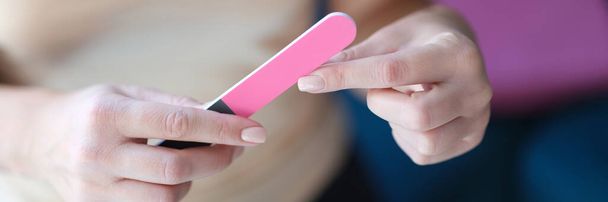 Ženské soubory nehty s růžovou pilník nehty detailní up - Fotografie, Obrázek