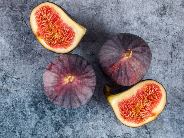 fresh fig fruits, figs are consumed in fresh, dried and canned form, jam and jam are cooked from fresh fruits, there are a lot of very small seeds in the fruits, the fruits taste sweetly or moderately sweet - 写真・画像