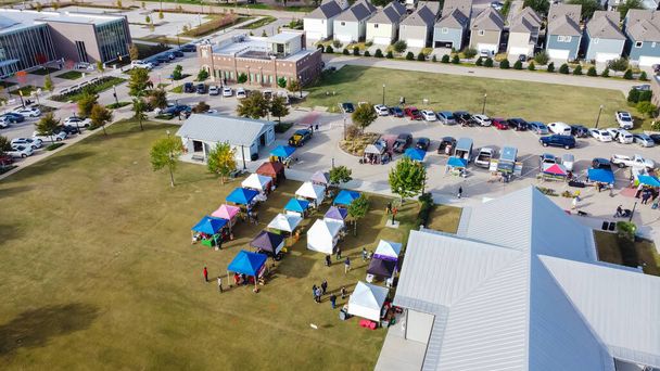 Luftaufnahme Rasenplatz mit dichten bunten Zelten auf dem Coppell Farmer Market. Luftaufnahme der Innenstadt von Coppell, Texas, Amerika - Foto, Bild