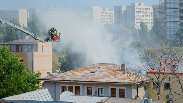 Lähikuva palomiehet laiturilla kuorma auttaa tulipalon - Valokuva, kuva