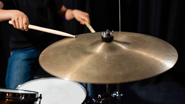 Close-up of drumsticks on a cymbal drum - Zdjęcie, obraz