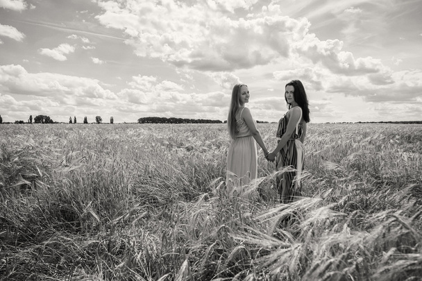 Mädchen stehen in einem Weizenfeld - Foto, Bild
