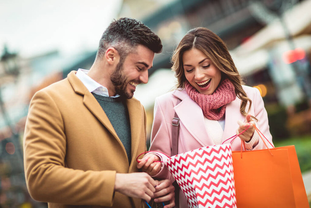 Retrato de casal feliz com sacos de compras. - Foto, Imagem