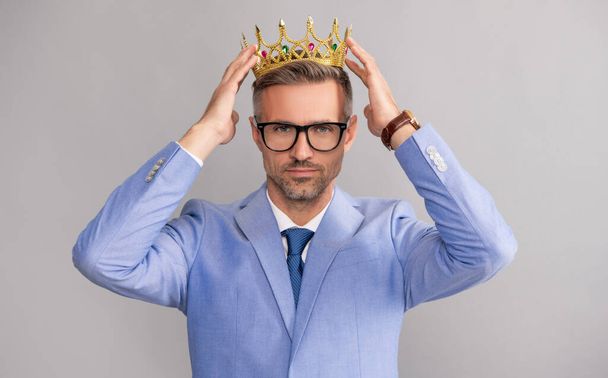 odnoszący sukcesy arogancki człowiek nosi królewską koronę. sukces i nagroda biznesowa. - Zdjęcie, obraz