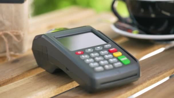 NFC hitelkártyás fizetés. Nő fizet érintésmentes hitelkártyával NFC technológiával. Vezeték nélküli pénz tranzakció. Vezeték nélküli fizetés - Felvétel, videó
