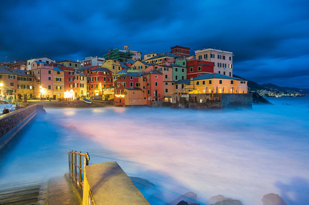 A halászfalu Boccadasse központjában Genova, Olaszország, megvilágított éjszaka - Fotó, kép