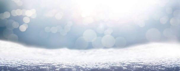 Ένα κρύο χειμερινό τοπίο χιόνι με ηλιόλουστο ουρανό και αφρώδη bokeh φόντο για μια παραδοσιακή χριστουγεννιάτικη σκηνή. - Φωτογραφία, εικόνα